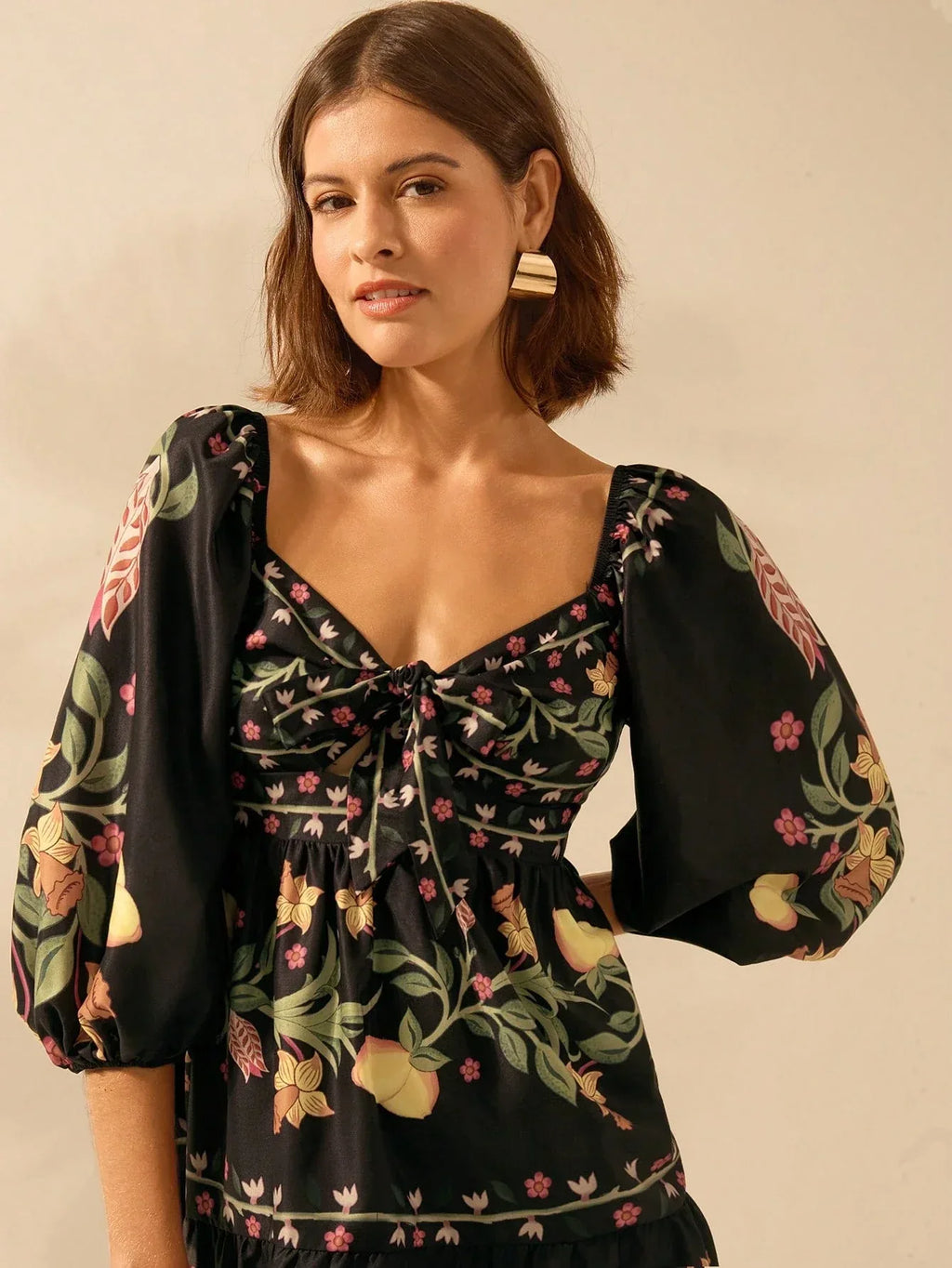 Vestido Curto Feminino Preto Floral Manga Bufante Nó Frontal