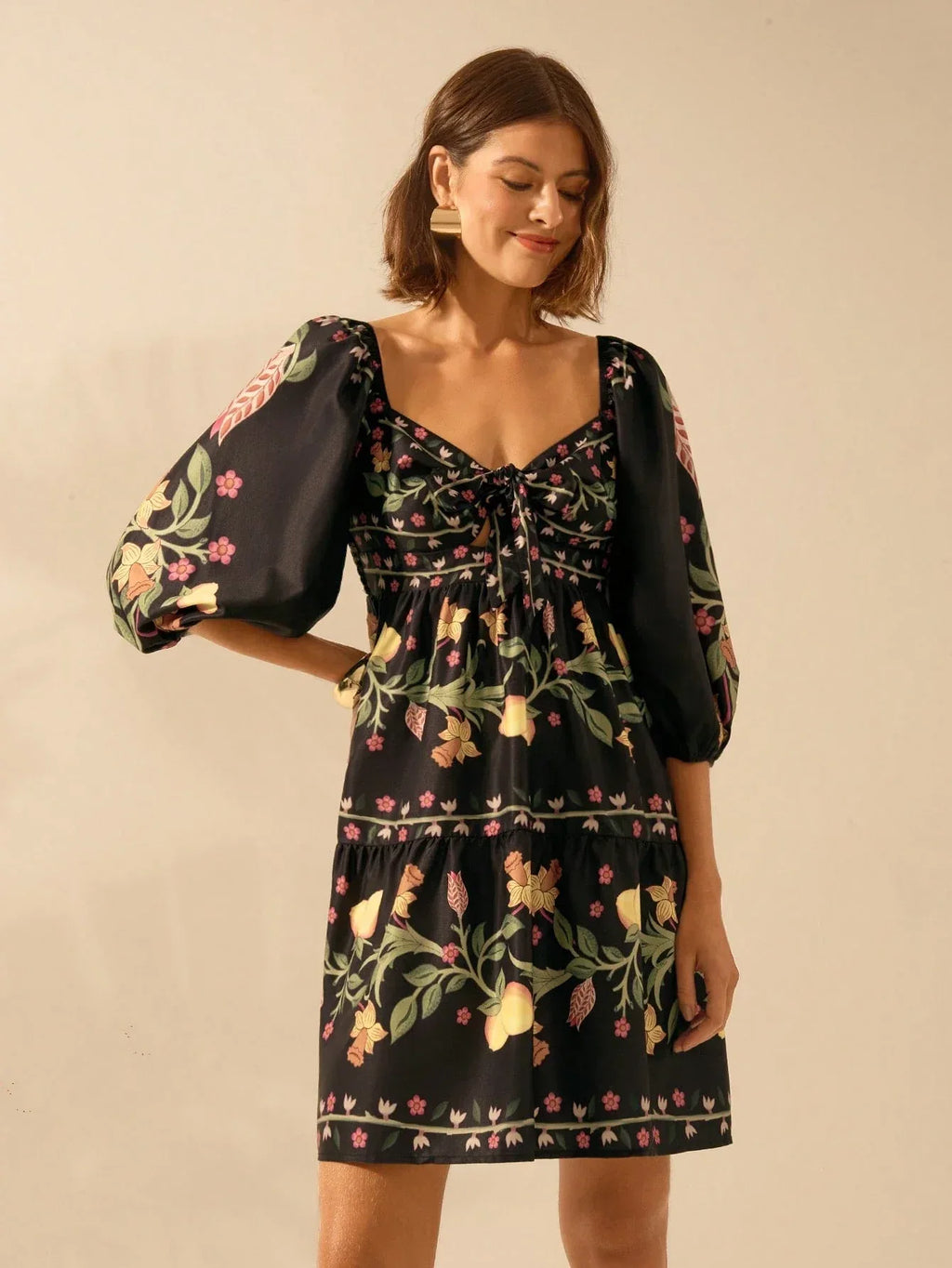 Vestido Curto Feminino Preto Floral Manga Bufante Nó Frontal