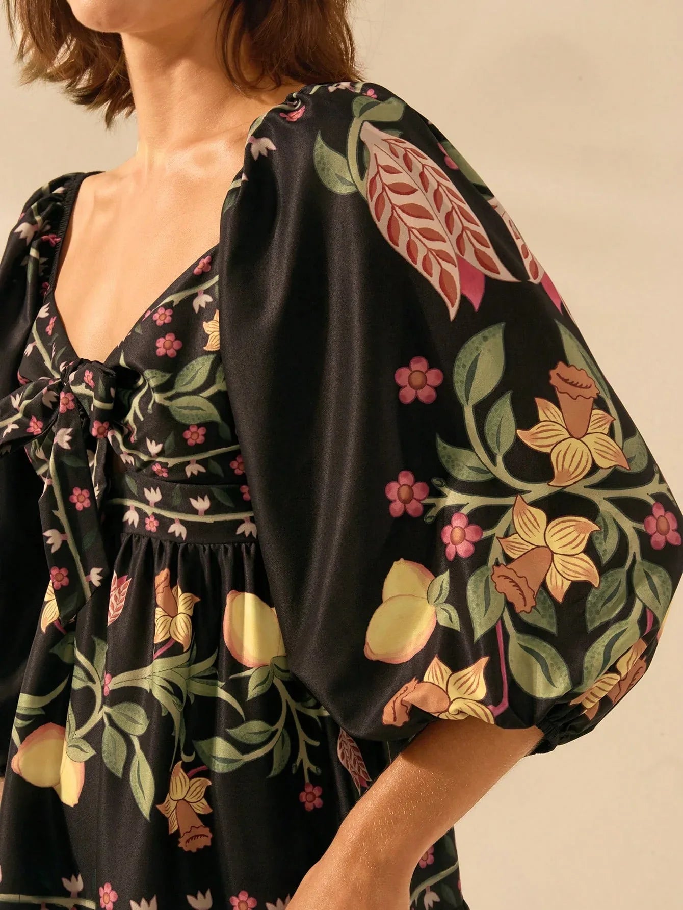 Vestido Curto Feminino Preto Floral Manga Bufante Nó Frontal