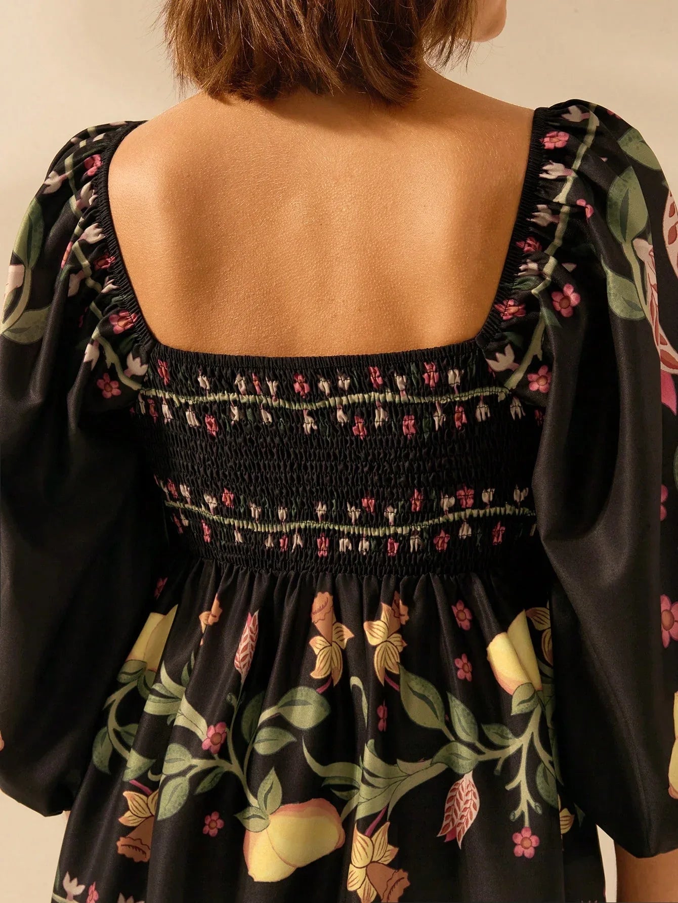 Vestido Curto Feminino Preto Floral Manga Bufante Nó Frontal
