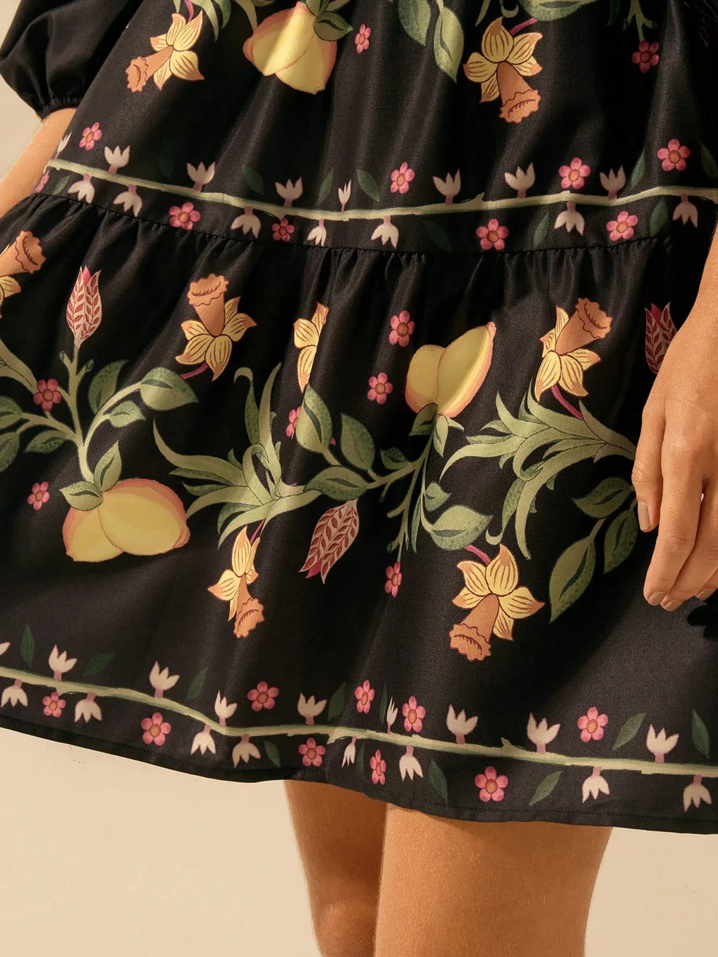 Vestido Curto Feminino Preto Floral Manga Bufante Nó Frontal