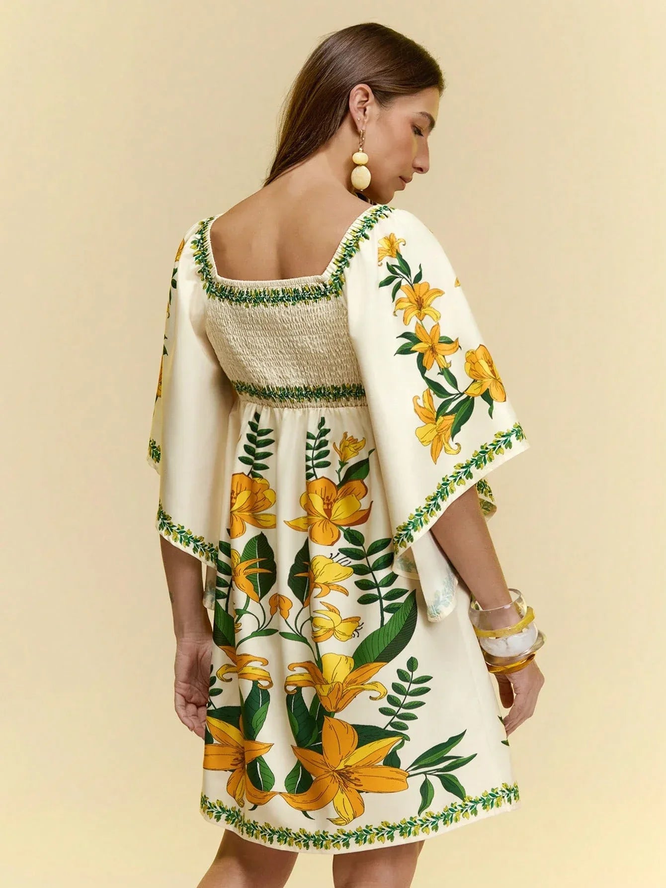 Vestido Feminino Floral Amarelo Curto Decote Quadrado Manga Sino
