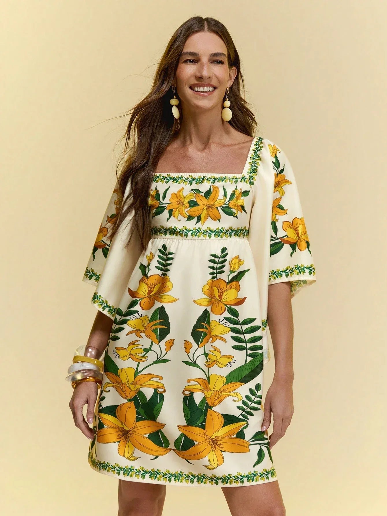 Vestido Feminino Floral Amarelo Curto Decote Quadrado Manga Sino