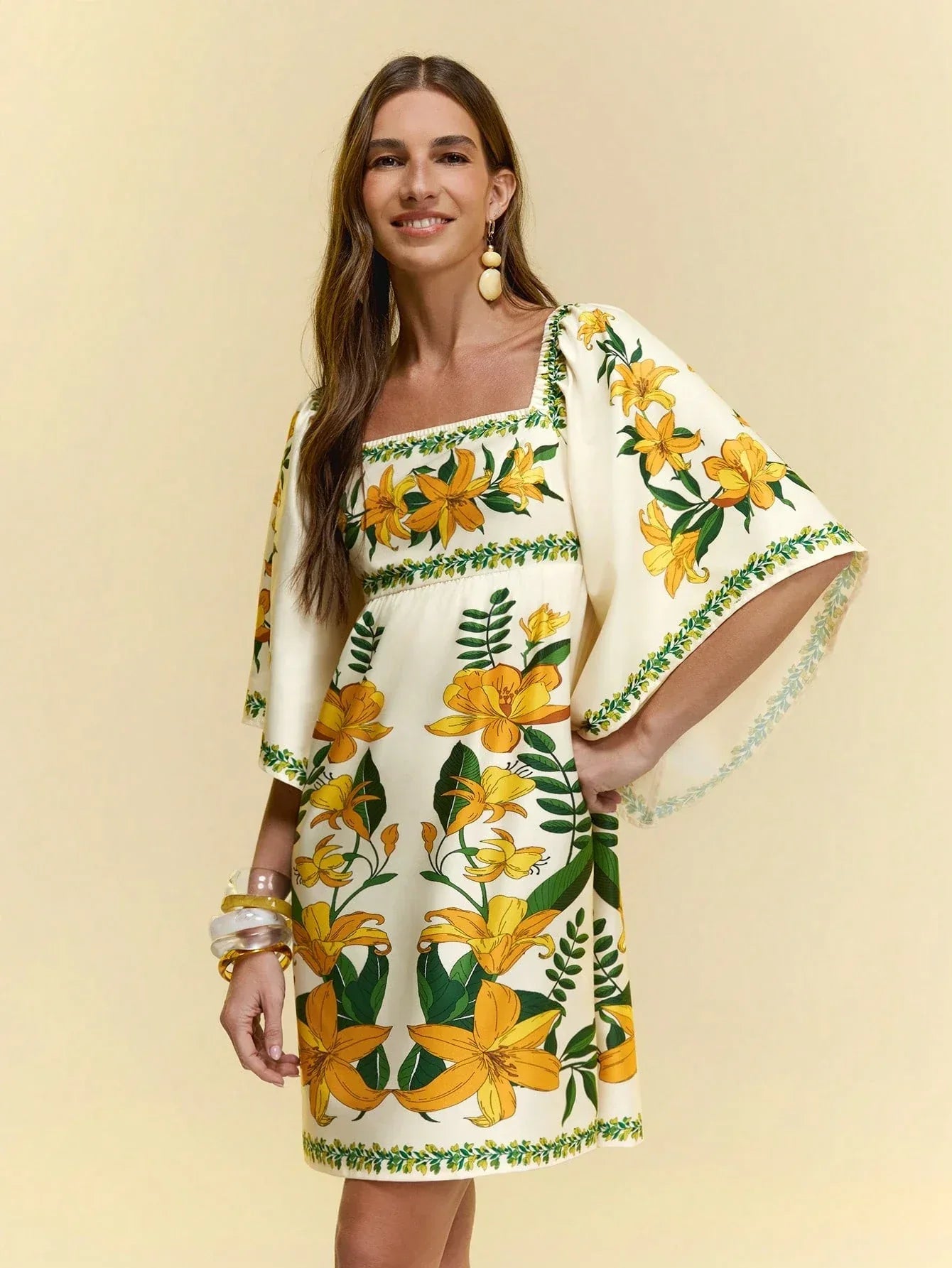 Vestido Feminino Floral Amarelo Curto Decote Quadrado Manga Sino