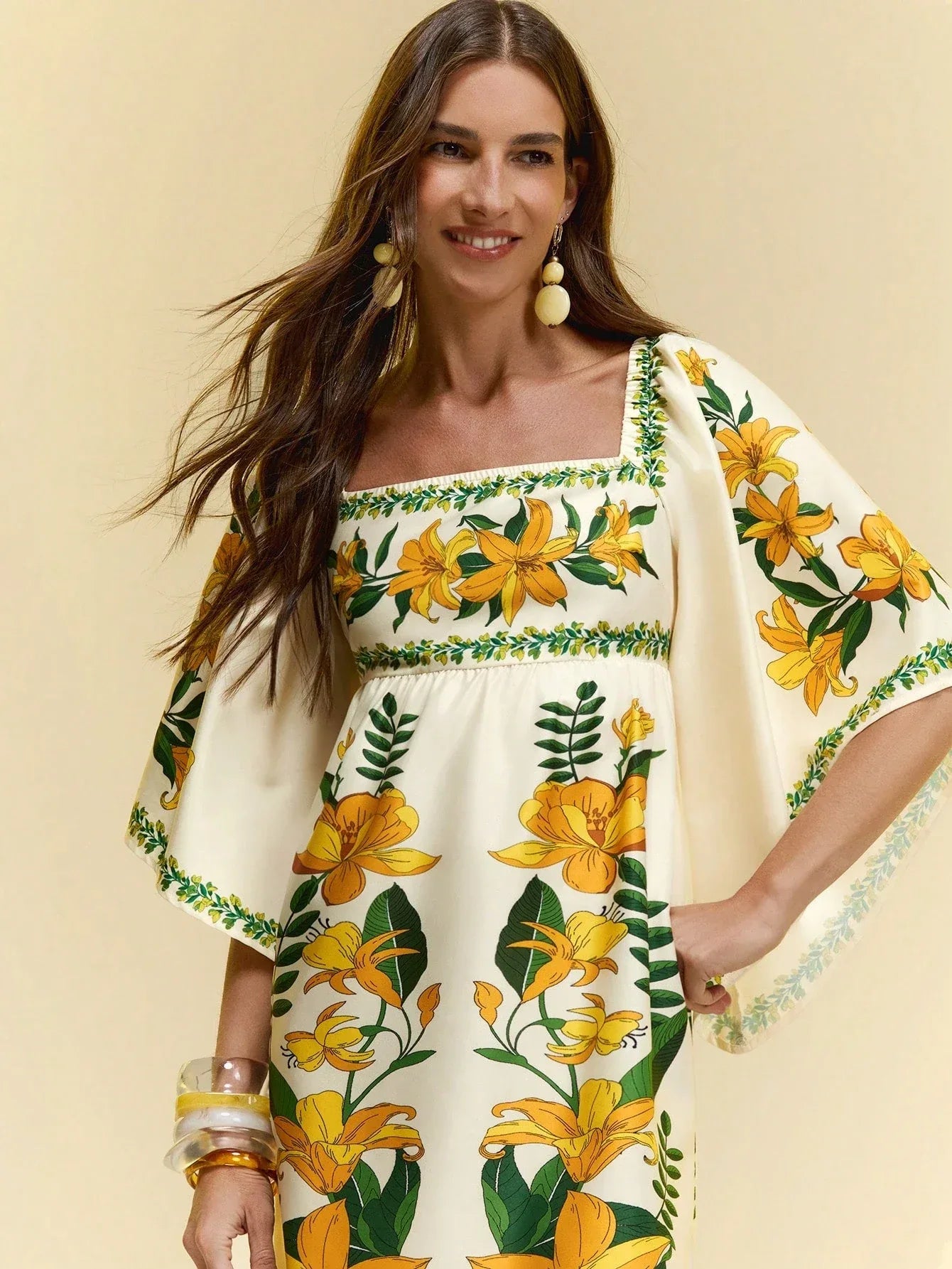 Vestido Feminino Floral Amarelo Curto Decote Quadrado Manga Sino