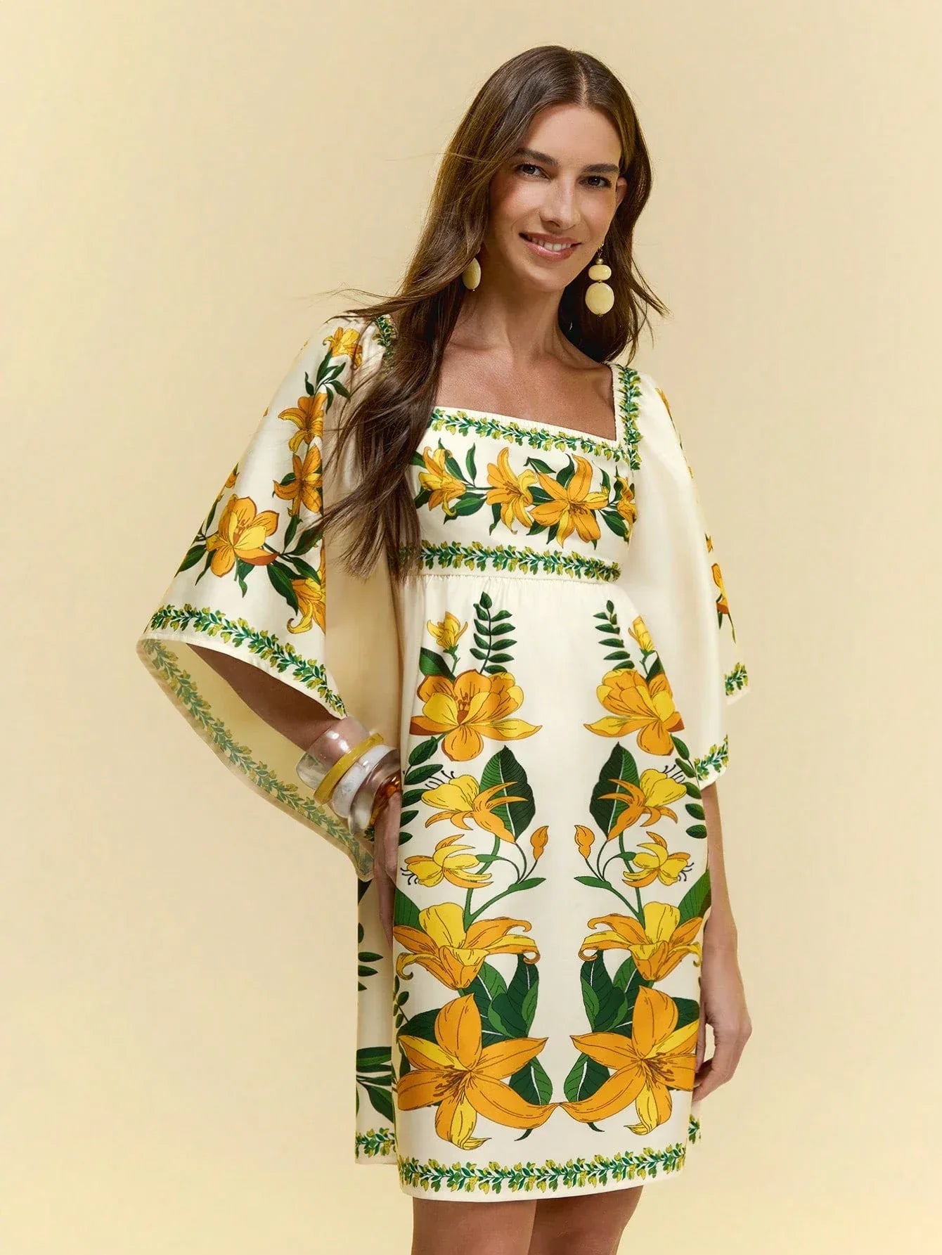 Vestido Feminino Floral Amarelo Curto Decote Quadrado Manga Sino