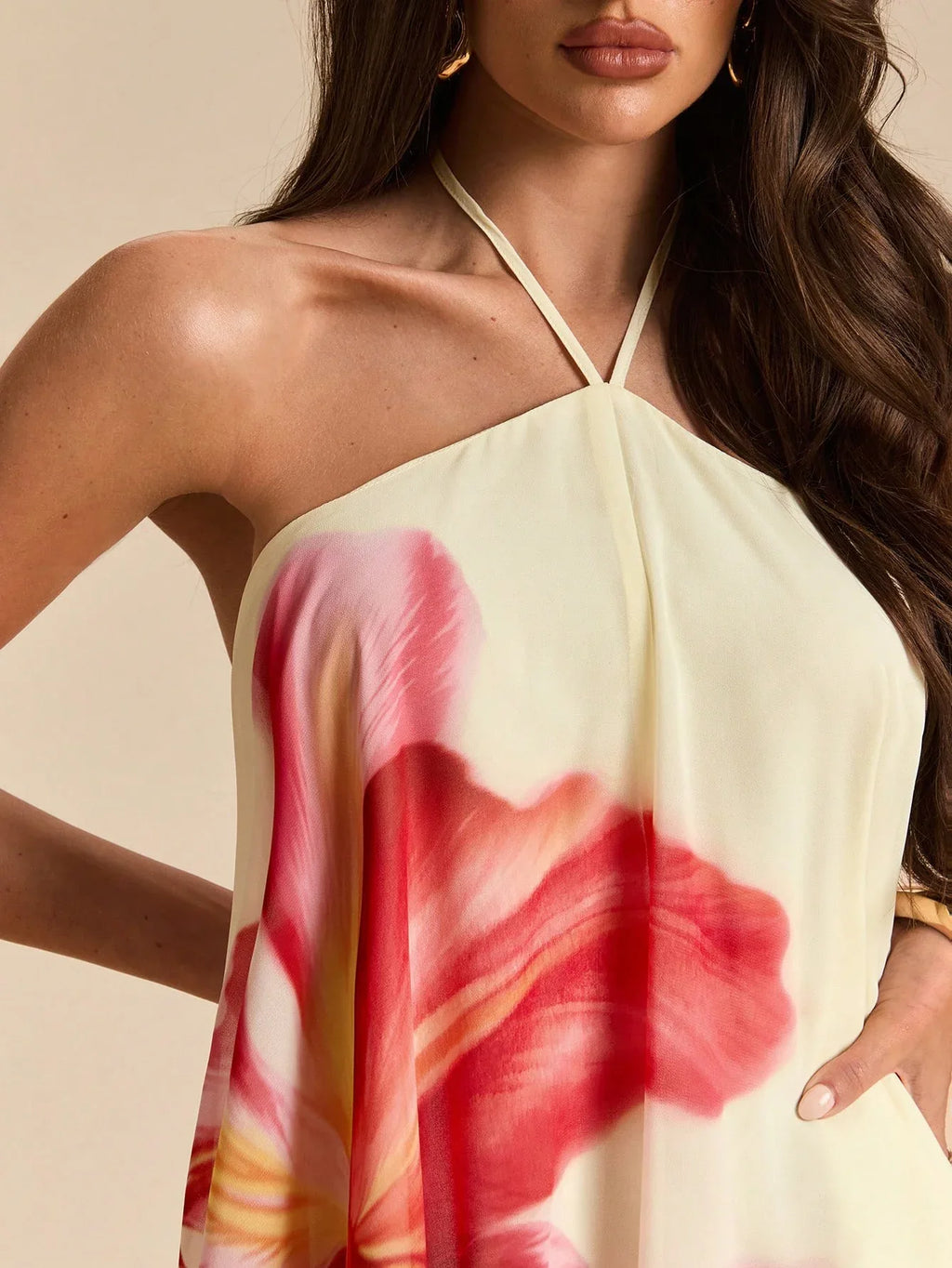 Vestido Curto Feminino Floral Franzido com Amarração Pescoço Vermelho